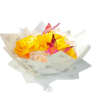 Ramo de Rosas Amarillas con Mariposas Decorativas