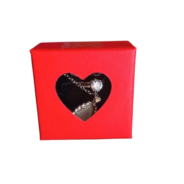 Collar para dama en caja roja de regalo